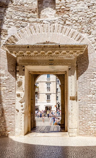 Oude gebouwen in de straten van Split in Kroatië. — Stockfoto