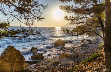 Kıyı taşlar üzerinde dalgalar beat.