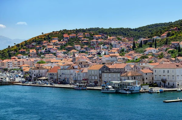 Vista del puerto y terraplén desde la fortaleza de la ciudad de Trogir . —  Fotos de Stock
