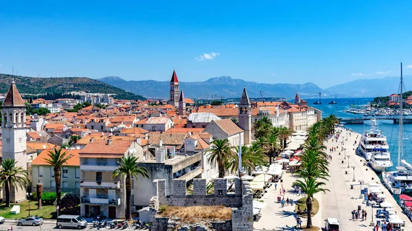 Veduta del porto e argine dalla fortezza della città di Trogir . — Foto Stock