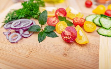 Mutfakta taze sebze var.