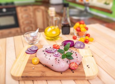 Mutfak pişirme için hazırlanan sebze ve çiğ tavuk fileto.