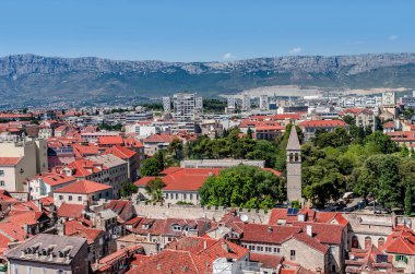 Split evlerin çatıları.