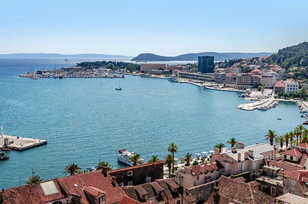 Uitzicht vanaf zee haven van Split. — Stockfoto