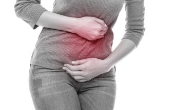 Beyaz arka plan üzerinde vücutta ağrı bir kadın figürü.