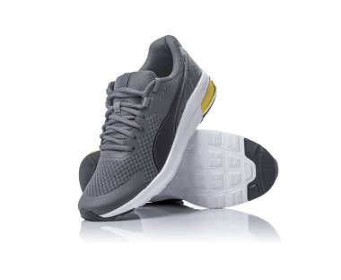 Markasız siyah spor koşu ayakkabıları veya spor ayakkabıları beyaz arka plan üzerinde izole.