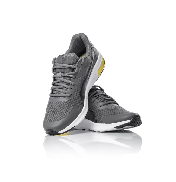 Niemarkowe czarne sportowe buty do biegania lub tenisówki izolowane białym tłem. — Zdjęcie stockowe