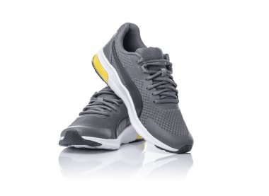 Ahşap bir arka plan üzerinde bir çift spor ayakkabı.