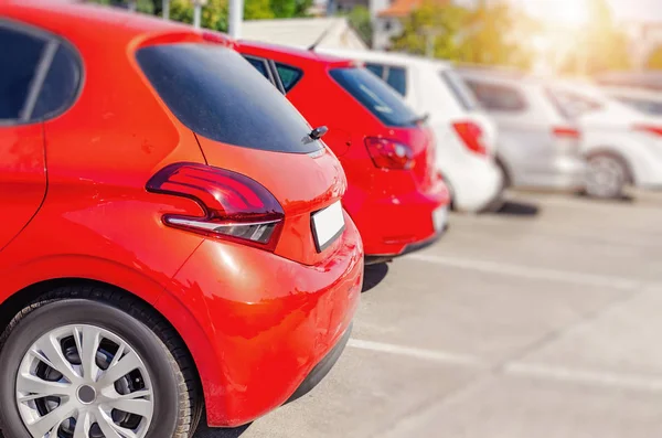 Coches en el aparcamiento de la ciudad . — Foto de Stock