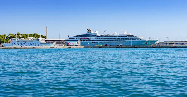 Seefähre in der Stadt Split. — Stockfoto