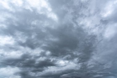 Karanlık yağmurlu bulutlu gökyüzü.