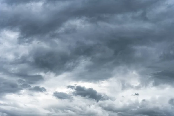 Donkere regenachtige bewolkte hemel. — Stockfoto