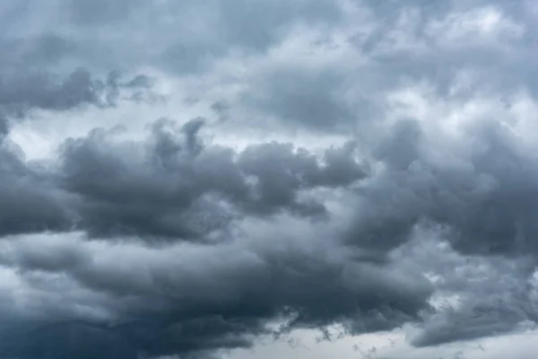 Donkere regenachtige bewolkte hemel. — Stockfoto