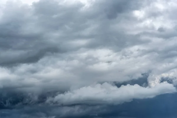 Donkere regenachtige bewolkte hemel. — Stockfoto