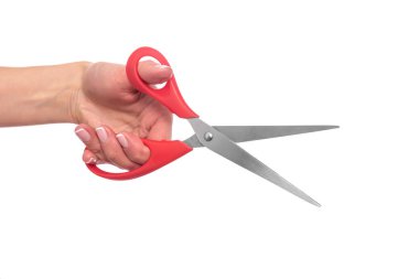 Beyaz arka planda kadın elinde makas.