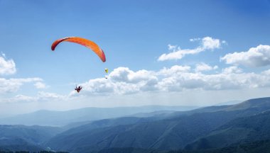Mavi gökyüzündeki paraglider.