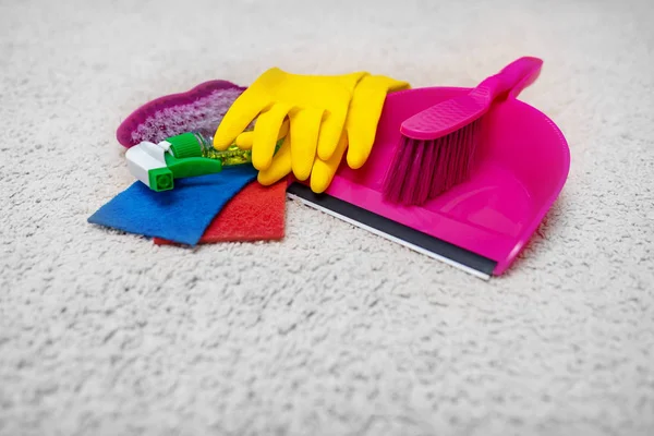 Membersihkan dan mencuci karpet . — Stok Foto