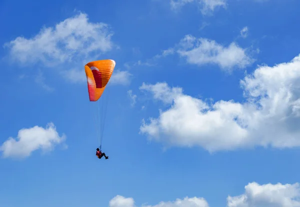 蓝天中的滑翔伞. — 图库照片