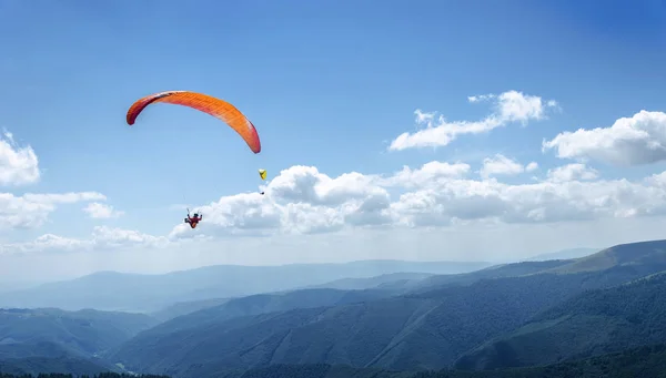 Paraglider i den blå himlen. — Stockfoto