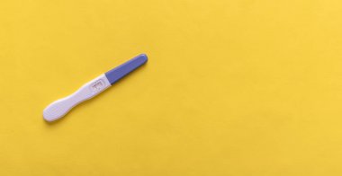Sarı arka planda gebelik testi.