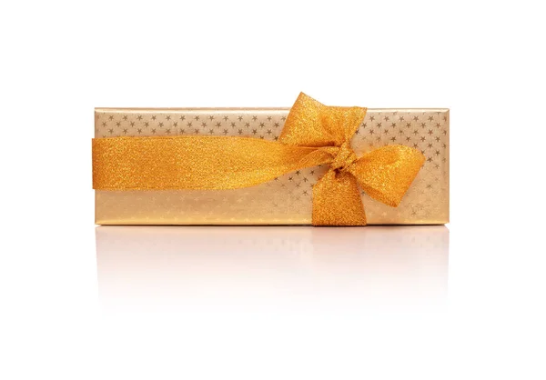 Золотая подарочная коробка с лентой на белом . — стоковое фото