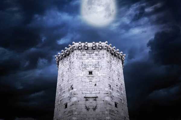 Toren van het kasteel 's nachts in het maanlicht. — Stockfoto