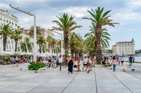 O dique da cidade resort de Split no verão . — Fotografia de Stock