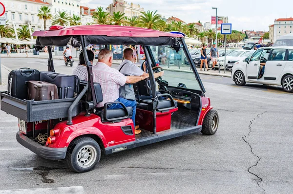 Golfmobile con turistas en el centro de Split en Croacia . — Foto de Stock