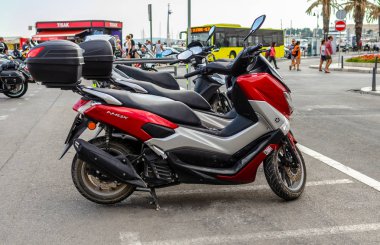 Scooter şehirde park üzerinde.