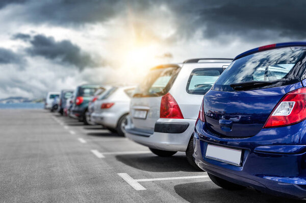 Автомобили на парковке
.