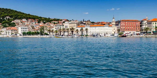 O dique da cidade resort de Split no verão . — Fotografia de Stock