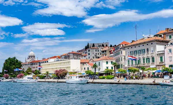 Embankment da cidade de Sibenik Croácia — Fotografia de Stock