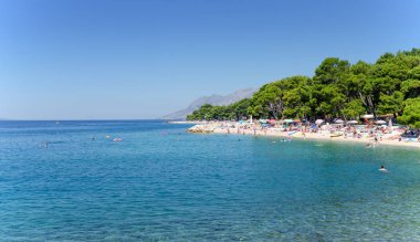 Hırvatistan 'ın Brela tatil beldesindeki Adriyatik Denizi plajı.