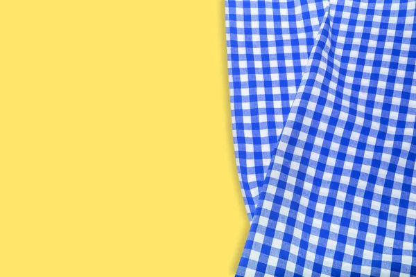 Blå rutig servett på gul bakgrund. — Stockfoto