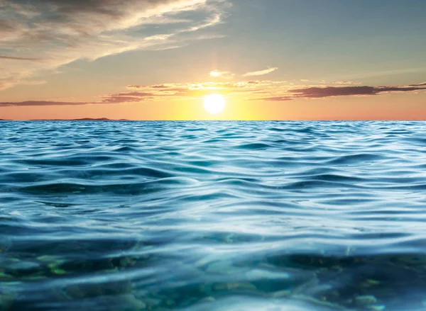 Puesta de sol sobre el mar. — Foto de Stock