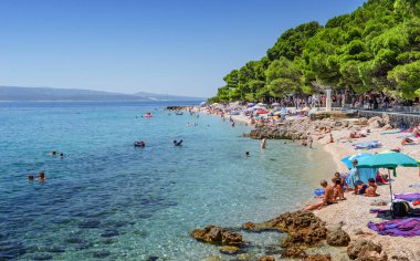 Hırvatistan 'ın Brela tatil beldesindeki Adriyatik Denizi plajı.