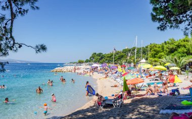 Hırvatistan 'ın Brela tatil beldesindeki Adriyatik Denizi plajı.