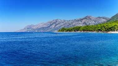 Hırvatistan 'ın Brela tatil beldesindeki Adriyatik Denizi plajı.
