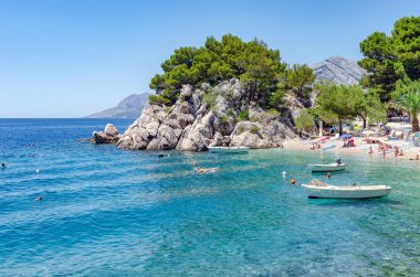 Hırvatistan 'ın Brela tatil beldesindeki Adriyatik Denizi plajı.