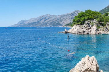 Hırvatistan 'ın Brela tatil beldesindeki Adriyatik Denizi plajı.