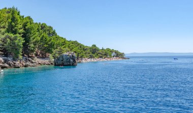 Hırvatistan 'ın Brela tatil beldesindeki Adriyatik Denizi plajı.