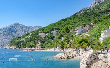 Hırvatistan 'ın Brela tatil beldesindeki Adriyatik Denizi plajı.