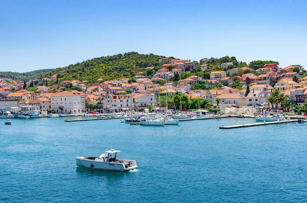 Veduta del porto e argine dalla fortezza della città di Trogir . — Foto Stock