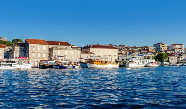 Vista do porto e aterro da fortaleza da cidade de Trogir . — Fotografia de Stock