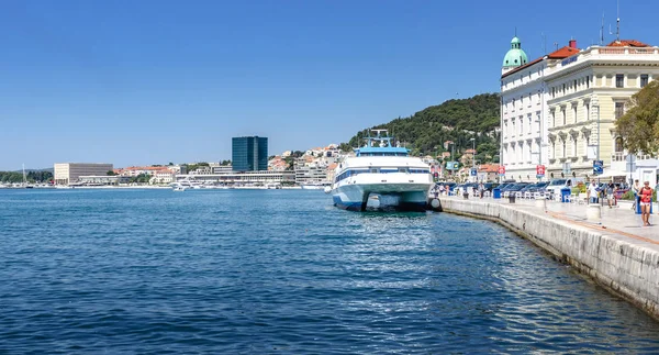 Sea ferry in the city of Split, Croatia. The ferry is one of the most sought-after vehicles in Croatia for traveling between her days. — Stock Photo, Image