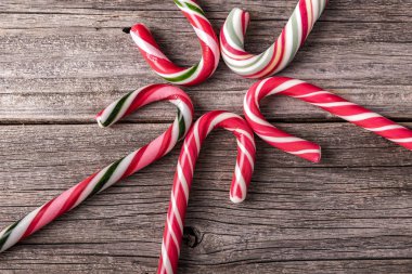 Noel şekerler ahşap arka plan üzerinde.