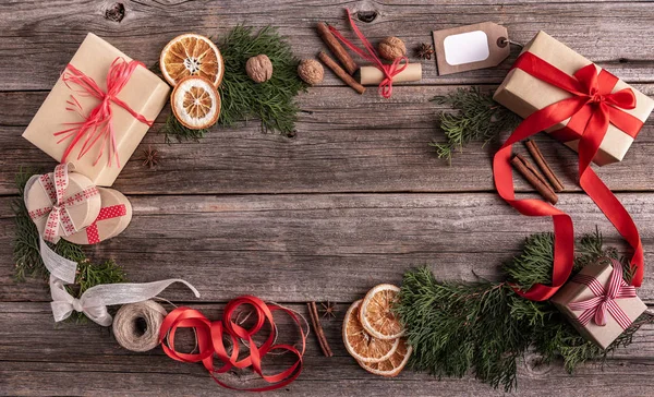 Bodegón de Año Nuevo sobre fondo de madera . — Foto de Stock