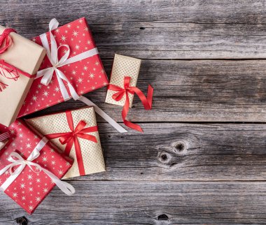 Ahşap arka planda yeni yıl natürmort.