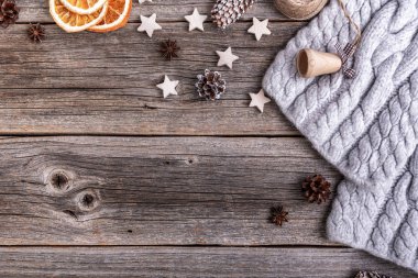 Ahşap arka planda yeni yıl natürmort.