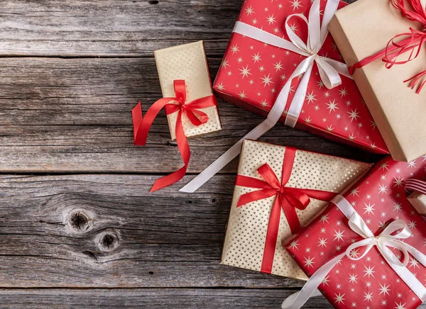 Ahşap arka planda yeni yıl natürmort.